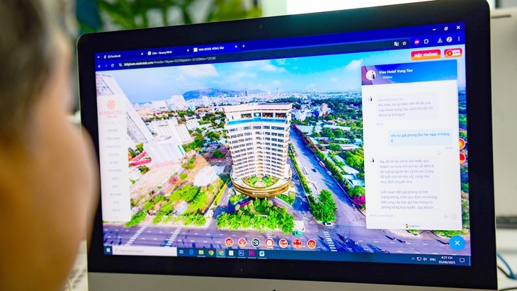 De plus en plus d’entreprises touristiques au Vietnam adoptent l’intelligence artificielle (IA) afin de personnaliser l’expérience des voyageurs et réduire les coûts d’exploitation. Photo: tuoitre.vn