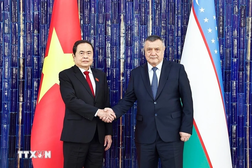 Le président de l’Assemblée nationale, Tran Thanh Man (gauche), et le président de la Chambre législative (chambre basse) du Parlement d’Ouzbékistan, Nuriddin Ismoilov. Photo: VNA