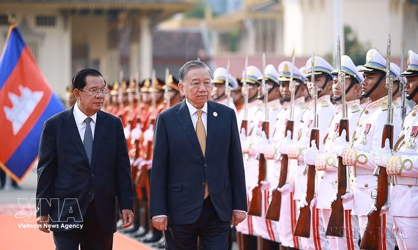 Le président du PPC et président du Sénat du Cambodge, Samdech Techo Hun Sen, et le secrétaire général du PCV, To Lam, en visite d’État au Cambodge, le matin du 6 février 2026, à Phnom Penh. Photo : VNA