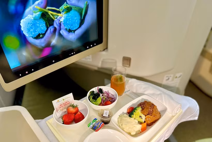 Vietnam Airlines met des spécialités agricoles locales comme des fraises, des prunes, des mangues, des litchis... à son menu à bord. Photo : DA/BNEWS/VNA