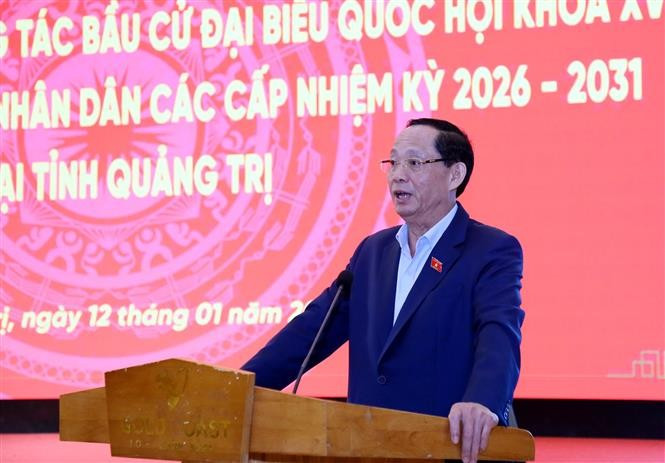 Le vice-président de l’Assemblée nationale, Tran Quang Phuong, travaille à Quang Tri. Photo: VNA
