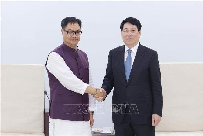 Le président Luong Cuong (droite) et le ministre indien Kiren Rijiju. Photo: VNA