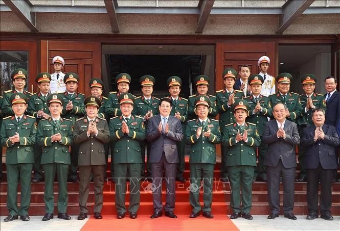 le président du Vietnam, Luong Cuong (premier rang, au milieu), et les dirigeants des Forces spéciales de l’Armée. Photo: VNA