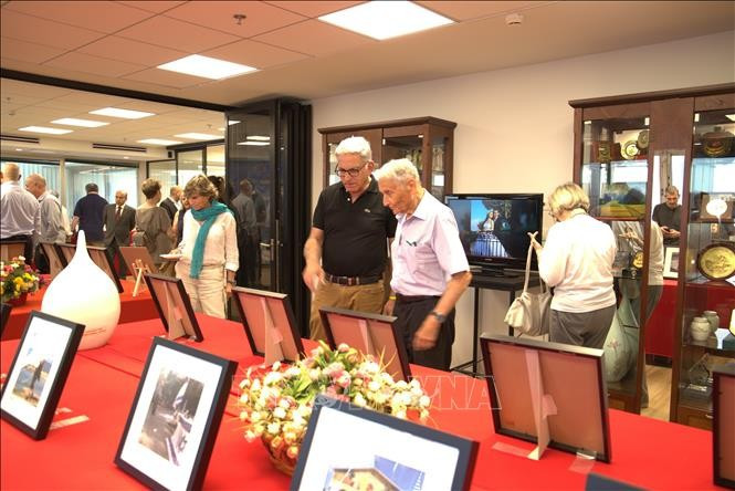 Visiteurs à l'exposition. Photo: VNA