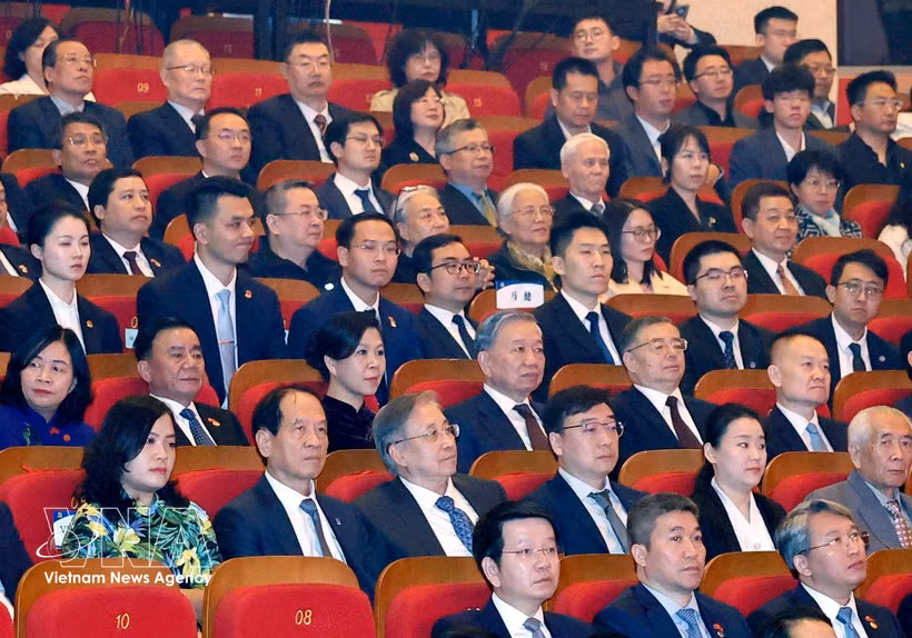 Le dirigeant To Lam, son épouse Ngo Phuong Ly et la délégation vietnamienne de haut niveau les accompagnant lors de l’événement. Photo: VNA