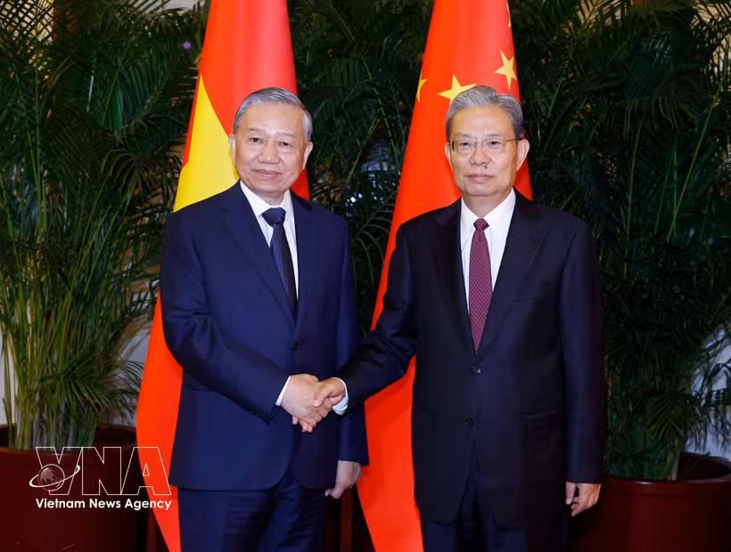 Le dirigeant To Lam (à gauche) et Zhao Leji, président du Comité permanent de l’Assemblée populaire nationale de Chine. Photo: VNA