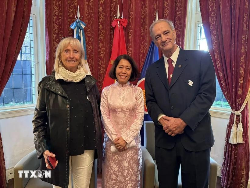 L'ambassadrice Ngo Minh Nguyet et des amis argentins lors de l'événement. Photo: VNA
