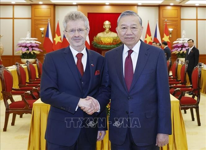 Le secrétaire général du Parti communiste du Vietnam (PCV), To Lam (à droite), et le président du Sénat du Parlement de la République tchèque, Milos Vystrcil. Photo: VNA