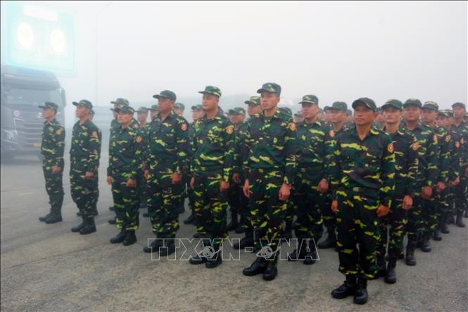 Officiers et soldats de l’Armée populaire lao. Photo: VNA