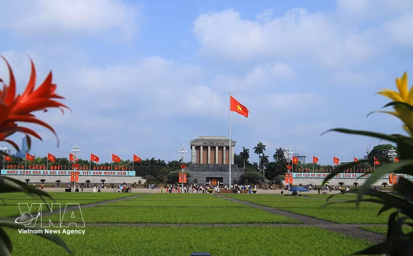 Le mausolée du Président Ho Chi Minh attire un grand nombre de visiteurs. Photo : VNA