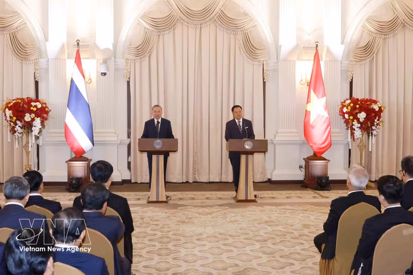 Le secrétaire général du Parti communiste du Vietnam (PCV) et président vietnamien, To Lam, et le Premier ministre thaïlandais, Anutin Charnvirakul, rencontrent la presse le 28 mai à Bangkok afin de présenter les résultats de leur entretien. Photo: VNA