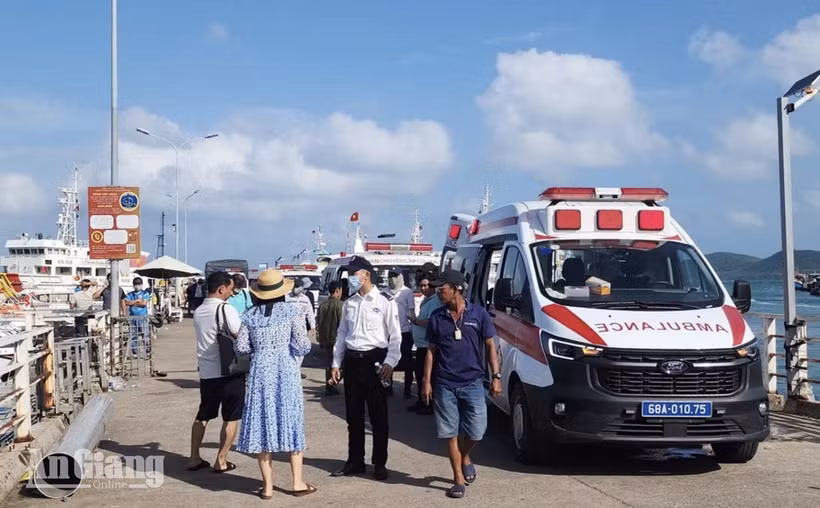 Les forces compétentes ont mobilisé un maximum de personnels et de moyens pour les opérations de recherche et de sauvetage après le chavirement de la vedette touristique à Phu Quoc. Photo : baoangiang.com.vn