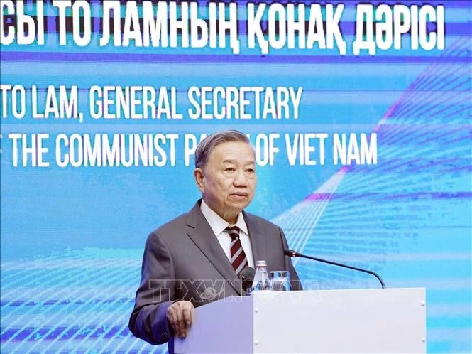 Le secrétaire général du Parti communiste du Vietnam (PCV), Tô Lâm, à l’Académie d’administration publique auprès du Président du Kazakhstan. Photo: VNA