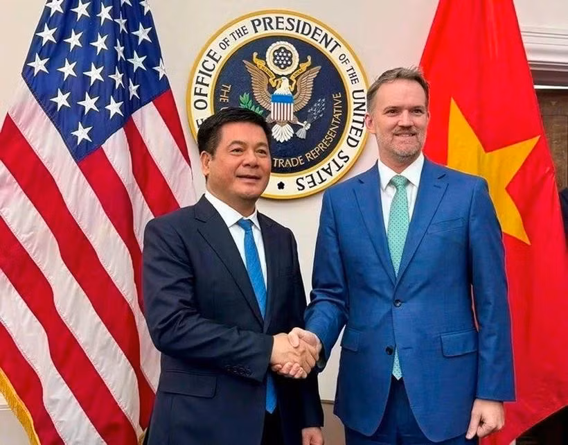 Le ministre de l'Industrie et du Commerce, Nguyên Hông Diên, et l’ambassadeur Jamieson Greer, représentant américain au Commerce. Photo: VNA
