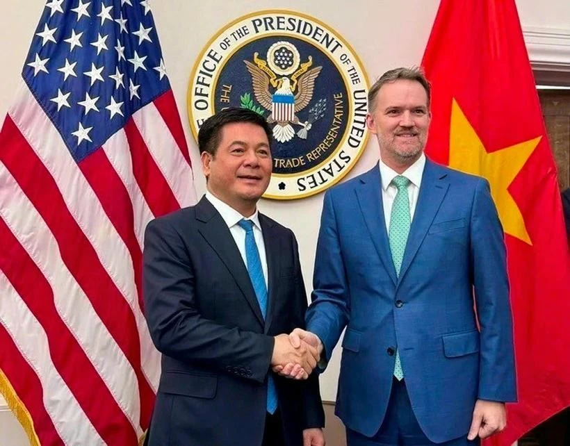 Le ministre de l'Industrie et du Commerce, Nguyên Hông Diên, et l’ambassadeur Jamieson Greer, représentant américain au Commerce. Photo: VNA