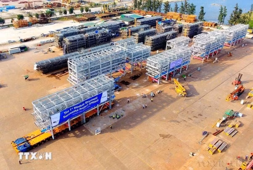 Une cargaison de 1.200 tonnes de modules a été exportée vers Singapour par Doosan Vina, zone économique de Dung Quat, commune de Binh Thuan, district de Binh Son, province de Quang Ngai. Photo diffusée par la VNA