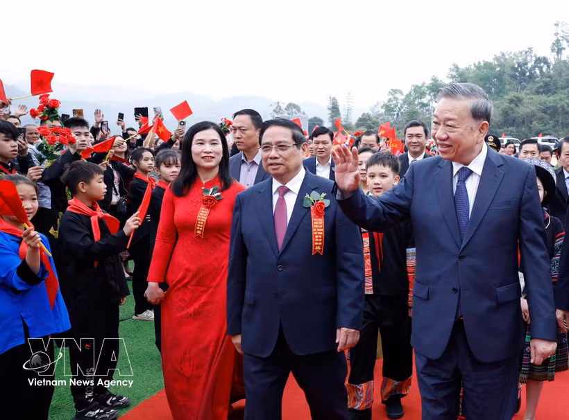 Le secrétaire général du Parti, To Lam, et le Premier ministre Pham Minh Chinh assistent à la cérémonie dans la commune de Dong Dang, province de Lang Son. Photo : VNA