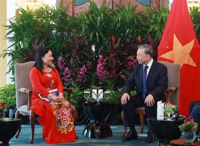 Le secrétaire général du Parti communiste du Vietnam (PCV), Tô Lâm, et Tran Thi Lam, conseillère de Shangri-La Healthcare Investment et cofondatrice de la société médicale Hoa Lâm Shangri-La. Photo: VNA