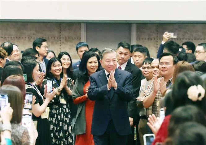 Le secrétaire général To Lam avec des représentants de la communauté vietnamienne de Singapour. Photo : VNA