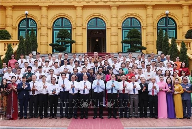Le président de la République, Luong Cuong, et les artisans participant à la rencontre. Photo: VNA