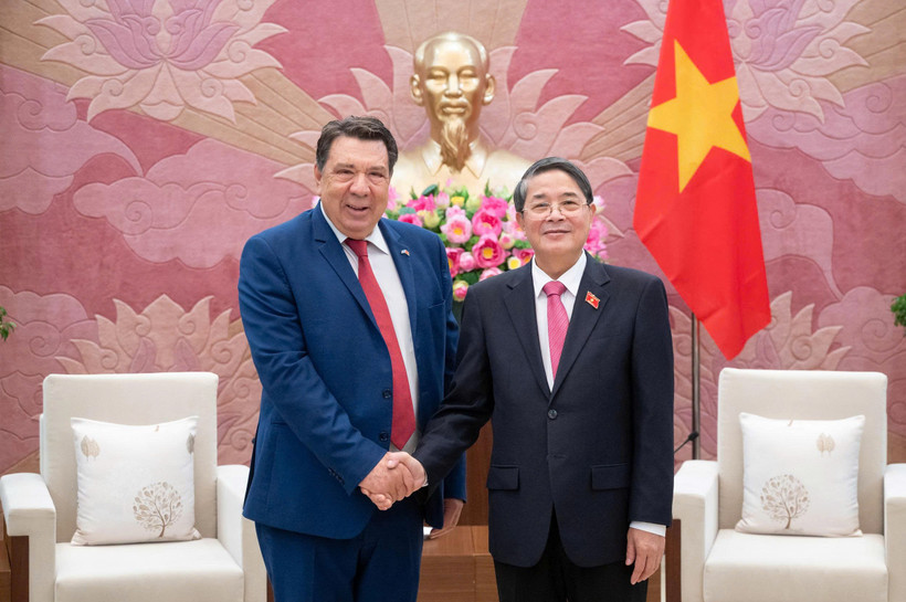 Le vice-président de l’Assemblée nationale du Vietnam, Nguyen Duc Hai (droite), et Gabriel Petris, consul honoraire du Vietnam à Piraeus (Grèce) et président du groupe énergétique Aerius. Photo: quochoi.vn