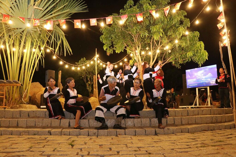 Spectacle culturel interprété par des membres de l'ethnie Ede au service des touristes. Photo : VNA