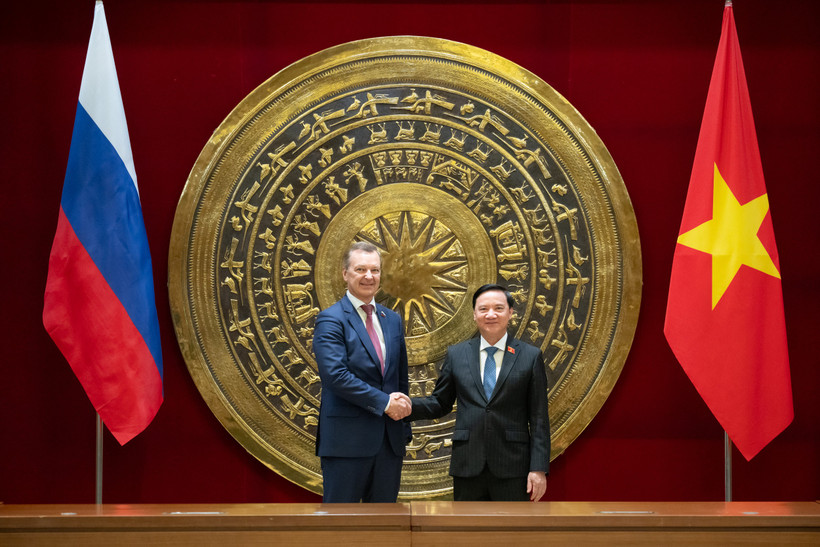 Le vice-président de l’Assemblée nationale et président du Groupe parlementaire d’amitié Vietnam–Russie, Nguyen Khac Dinh, et le premier vice-président du Conseil de la Fédération de Russie et président du Groupe de coopération avec le Vietnam, Andrey Vladimirovich Yatskin. Photo: quochoi.vn​.