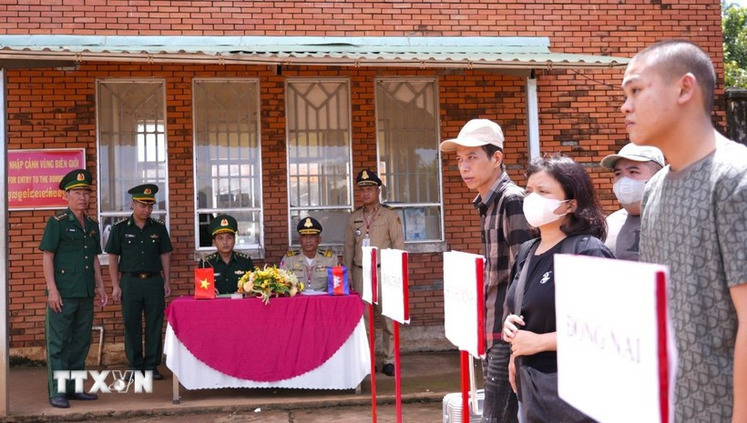 Rapatriement de 15 citoyens vietnamiens via le poste frontalier international de Xa Mat. Photo: VNA