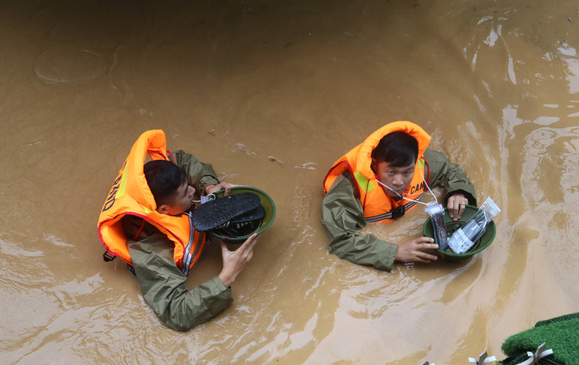 Les forces compétentes de la province de Cao Bang apportent leur soutien à la population lors des intempéries. Photo : VNA