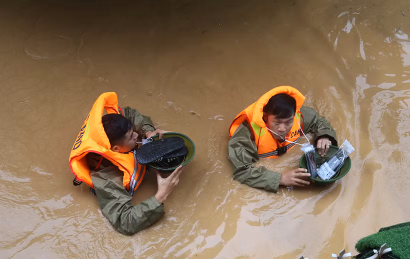 Les forces compétentes de la province de Cao Bang apportent leur soutien à la population lors des intempéries. Photo : VNA