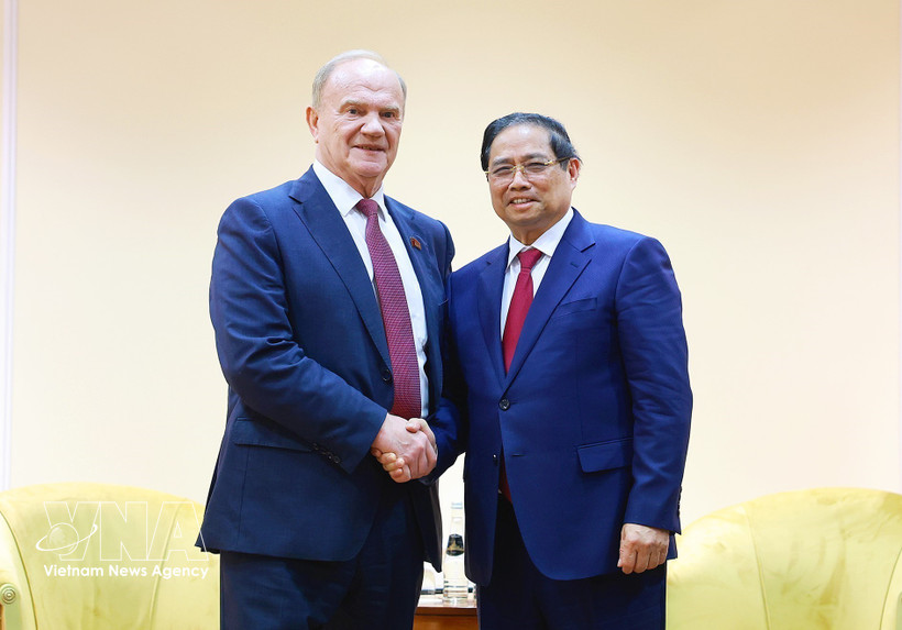 Le Premier ministre Pham Minh Chinh (à droite) et Gennady Ziuganov, président du Parti communiste de la Fédération de Russie. Photo: VNA