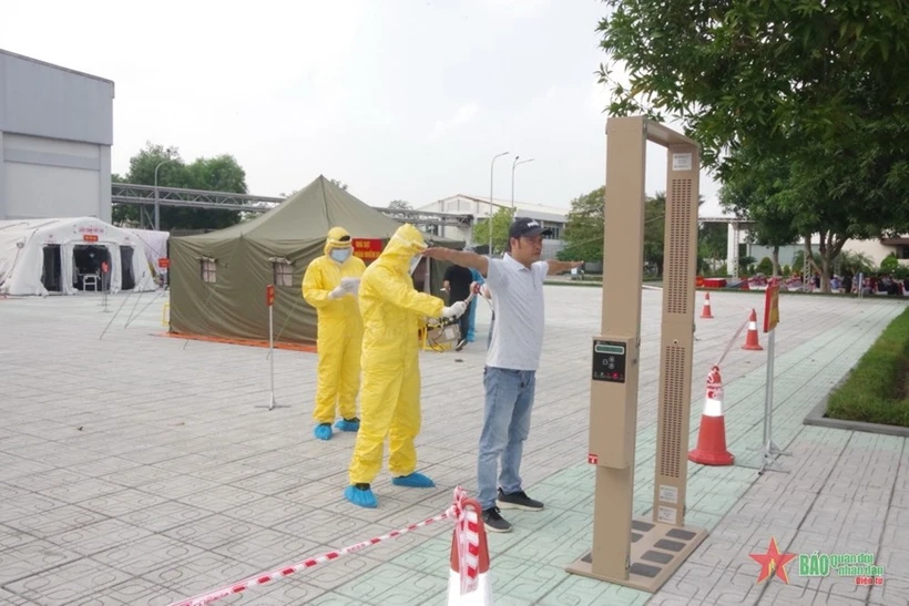 Lors de l'exercice de réponse aux incidents radiologiques et nucléaires organisé par l'Institut militaire de médecine radiologique et d'oncologie, le Département de médecine militaire (Département général de la logistique), en coordination avec le Comité populaire de Hanoi à la fin de 2023. Photo : qdnd.vn