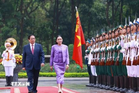 Les deux Premiers ministres Pham Minh Chinh et Paetongtarn Shinawatra. Photo: VNA
