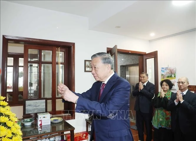 Le secrétaire général du Parti, Tô Lâm, rend hommage au feu Premier ministre Pham Van Dong. Photo: VNA