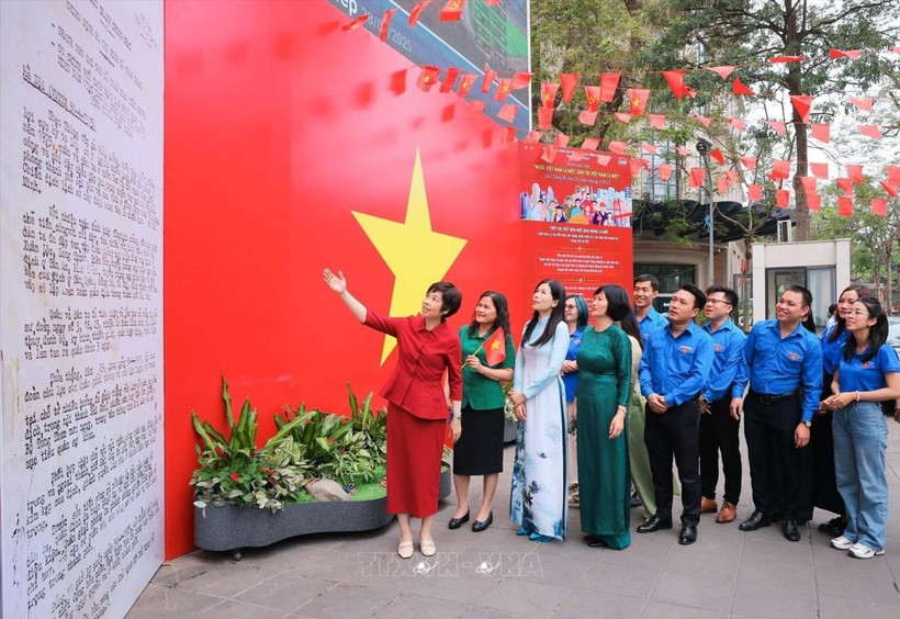 La directrice générale de la VNA, Vu Viet Trang, présente le premier Bulletin de la Victoire – la dépêche la plus importante diffusée par « Viet Nam Thong tan xa » (VNTTX, aujourd’hui Agence vietnamienne d’Information). Photo: VNA