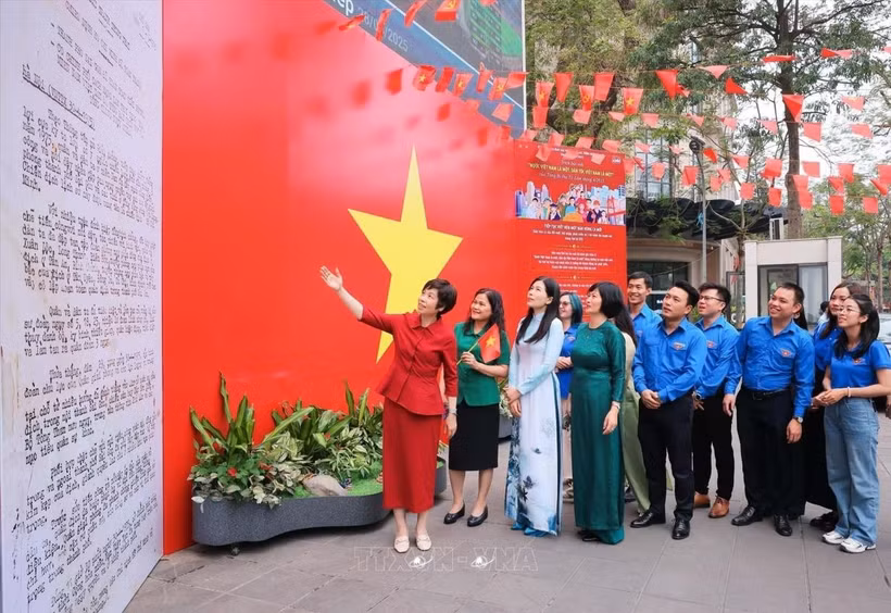 La directrice générale de la VNA, Vu Viet Trang, présente le premier Bulletin de la Victoire – la dépêche la plus importante diffusée par « Viet Nam Thong tan xa » (VNTTX, aujourd’hui Agence vietnamienne d’Information). Photo: VNA