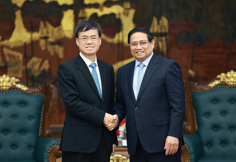 Le Premier ministre Pham Minh Chinh (droite) reçoit le ministre chinois des Affaires des Anciens Combattants. Photo: VNA