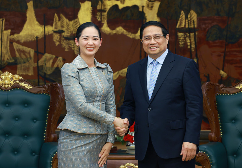 Le Premier ministre Pham Minh Chinh et Cham Nimul, ministre du Commerce du Cambodge; Photo: VNA