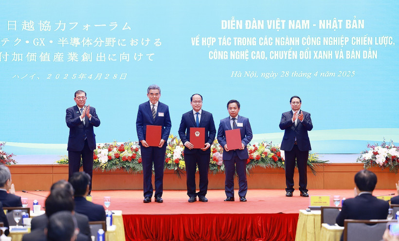 Le Premier ministre Pham Minh Chinh et son homologue japonais Ishiba Shigeru à la signature d'un accord de coopération en matière d'investissement entre des entreprises des deux pays. Photo : VNA