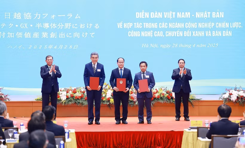 Le Premier ministre Pham Minh Chinh et son homologue japonais Ishiba Shigeru à la signature d'un accord de coopération en matière d'investissement entre des entreprises des deux pays. Photo : VNA
