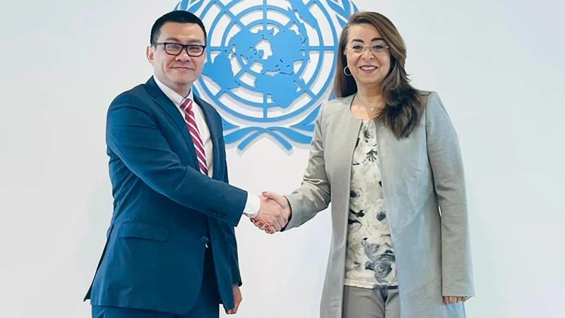 La Directrice exécutive de l’Office des Nations Unies contre la drogue et le crime (ONUDC), Ghada Fathi Waly, et l’ambassadeur Vu Le Thai Hoang, chef de la Mission permanente du Vietnam auprès des Nations Unies et des organisations internationales à Vienne. Photo: https://nhandan.vn/
