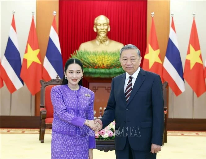 Le secrétaire général du Parti communiste du Vietnam (PCV), Tô Lâm, et la Première ministre de Thaïlande et cheffe du parti Pheu Thai, Paetongtarn Shinawatra. Photo: VNA