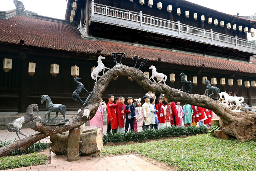 Des enfants visitent « Ngựa về phố », organisée au Temple de la Littérature (Van Mieu – Quoc Tu Giam). Photo : Baoanhvietnam