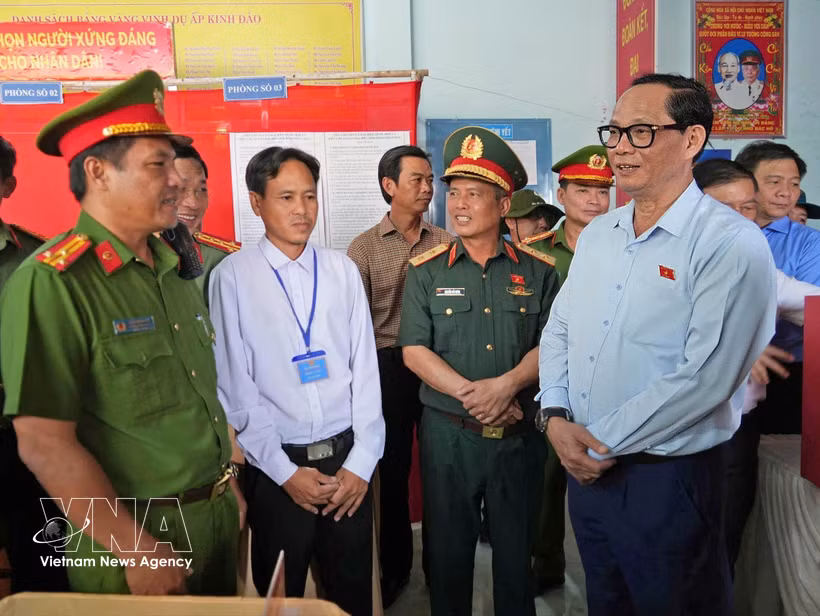 Le vice-président de l’Assemblée nationale Tran Quang Phuong (à droite) inspecte les préparatifs électoraux au bureau de vote n°1 (hameau Kenh Dao, commune de Dat Mui). Photo : VNA