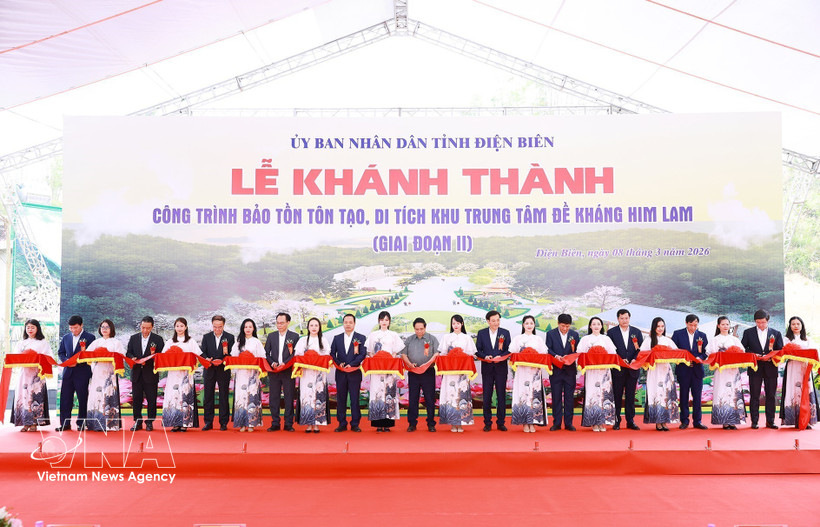 Le Premier ministre Pham Minh Chinh et des délégués coupent le ruban lors de la cérémonie d'inauguration. Photo : VNA