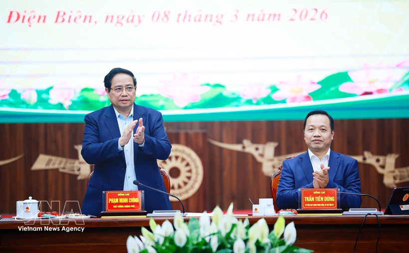 Le Premier ministre Pham Minh Chinh (debout) lors de la séance de travail avec les autorités de Dien Bien. Photo: VNA