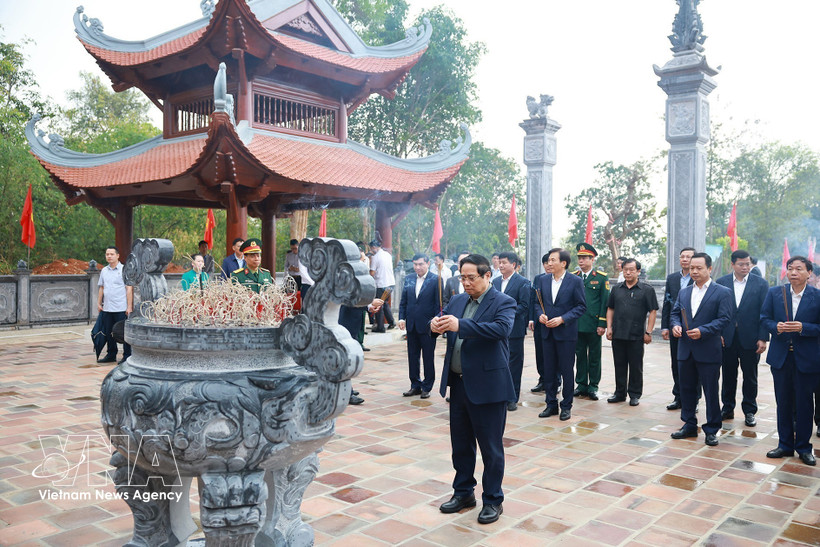 Le Premier ministre Pham Minh Chinh offre de l’encens au mémorial du Président Ho Chi Minh sur le site historique de la colline E2, dans la province de Dien Bien. Photo : VNA