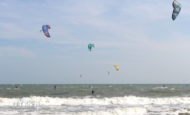 Le quartier de Mui Ne, province de Lam Dong, affirme progressivement sa nouvelle position, non seulement comme destination de villégiature réputée, mais aussi comme l’un des hauts lieux du tourisme sportif maritime au Vietnam et dans la région. Photo: VNA