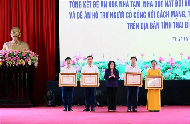 Remise de certificats de mérite du Premier ministre aux collectifs et aux individus s'étant distingués dans le cadre du mouvement d'émulation « Tout le pays s'unit pour éliminer l'habitat précaire en 2025 » à Thai Binh. Photo : VNA