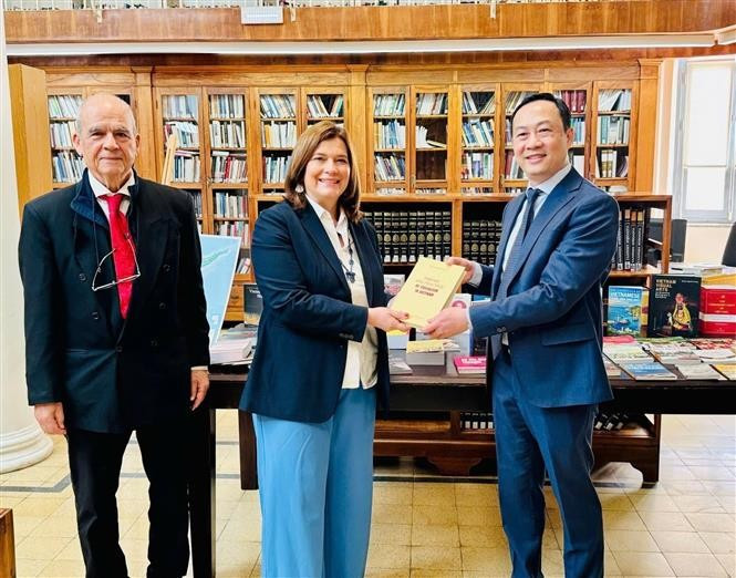 L'ambassadeur Duong Hai Hung offre des livres à la vice-ministre de la Culture de Chypre, Vasiliki Kassianidou. Photo: ambassade du Vietnam